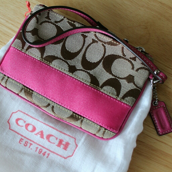 Coach Handbags - Coach Wristlet